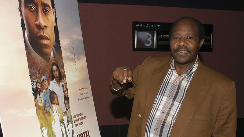 Paul Rusesabagina assinando pôster do filme 'Hotel Ruanda' - Getty Images