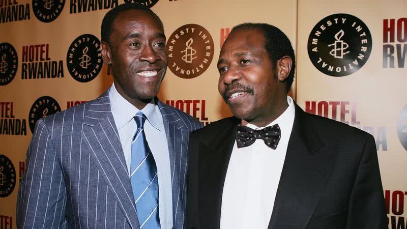 O ator Don Cheadle (esq.) e Paul Rusesabagina (dir.) durante evento do filme 'Hotel Ruanda' - Getty Images