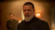 Imagem de Russel Crowe, em personagem, no filme “O Exorcista do Papa” - Reprodução/Twitter/EnzoKaleb1