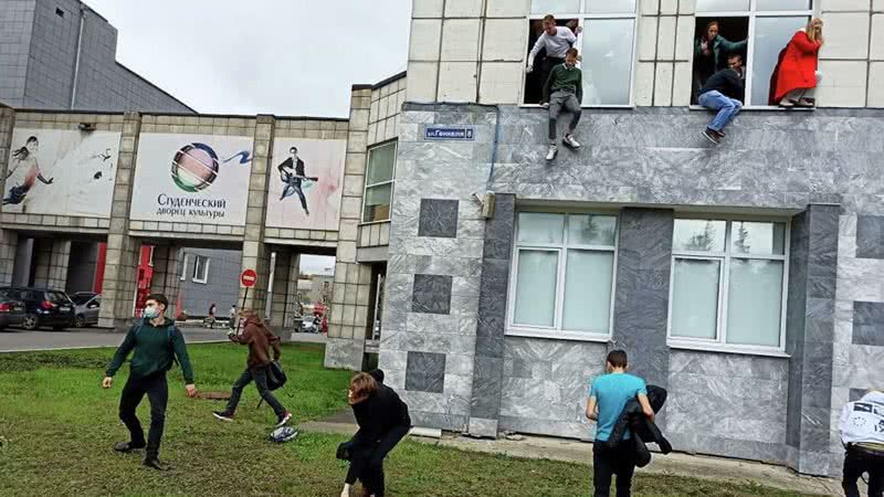 Estudantes escapam de tiroteio em universidade pela janela - Divulgação / Vídeo / Twitter / BreakingIEN