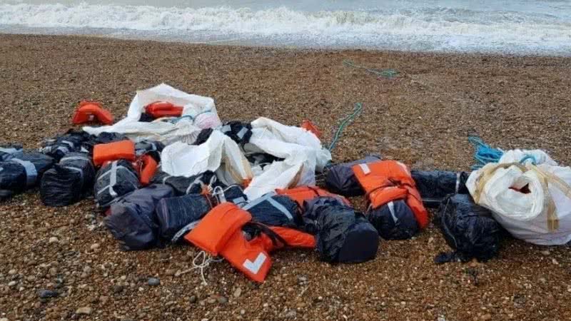 Sacos encontrados em uma praia no condado de Sussex - Divulgação/Agência Nacional de Crime/NCA