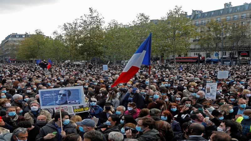 Manifestação em paris em homenagem à Samuel Paty - Divulgação / Twitter