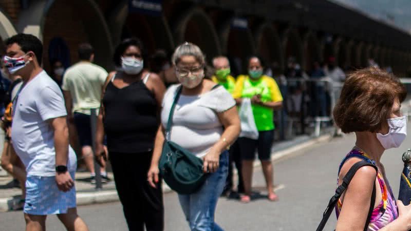 Pessoas de máscara nas ruas de São Paulo - Getty Images