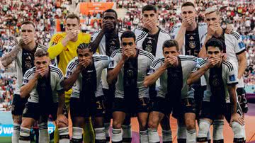 Seleção da Alemanha posando com a mão na boca na foto oficial da parida - Divulgação/Twitter:@DFB_Team_EN