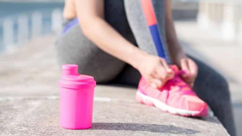 Fotografia meramente ilustrativa de mulher com shake de academia - Divulgação/ Freepik/ katemangostar