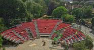 A construção do teatro a céu aberto, inaugurado pela Royal Shakespeare Company - Divulgação/Instagram/@thersc