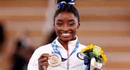 Simone Biles com medalha de bronze das Olimpíadas de Tóquio - Getty Images