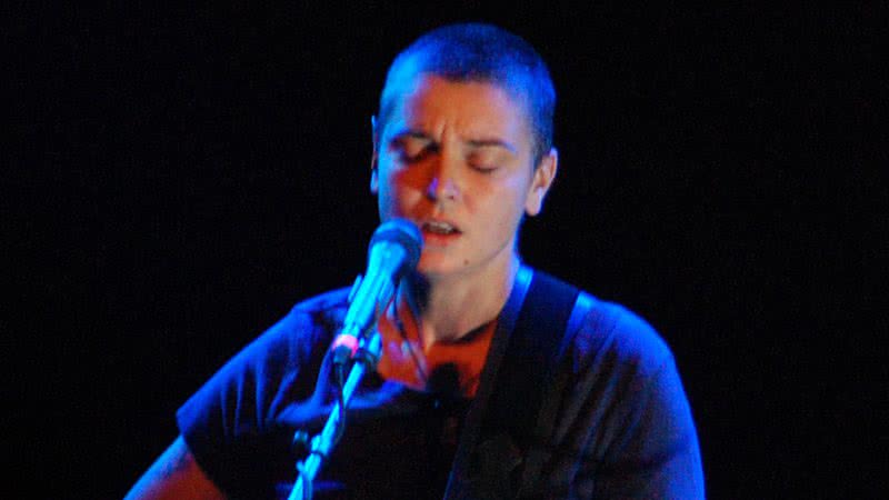 Sinéad O'Connor durante apresentação - Leah Pritchard via Wikimedia Commons