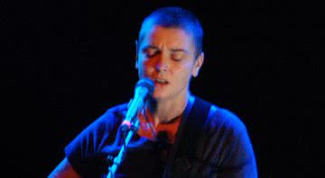 Sinéad O'Connor durante apresentação - Leah Pritchard via Wikimedia Commons