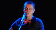 Fotografia de Sinéad O'Connor durante apresentação - Leah Pritchard/ Creative Commons/ Wikimedia Commons