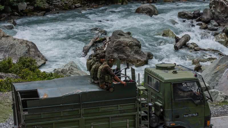 Fotografia de soldados na fronteira do Himalaia - Getty Images