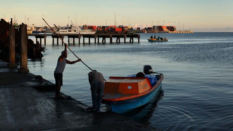 Imagem ilustrativa de pescadores nas Ilhas Salomão - Getty Images