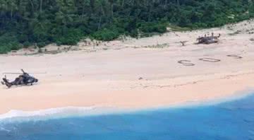 Helicóptero pousa na ilha para realizar o resgate dos marinheiros - Divulgação/Departamento de Defesa da Australia