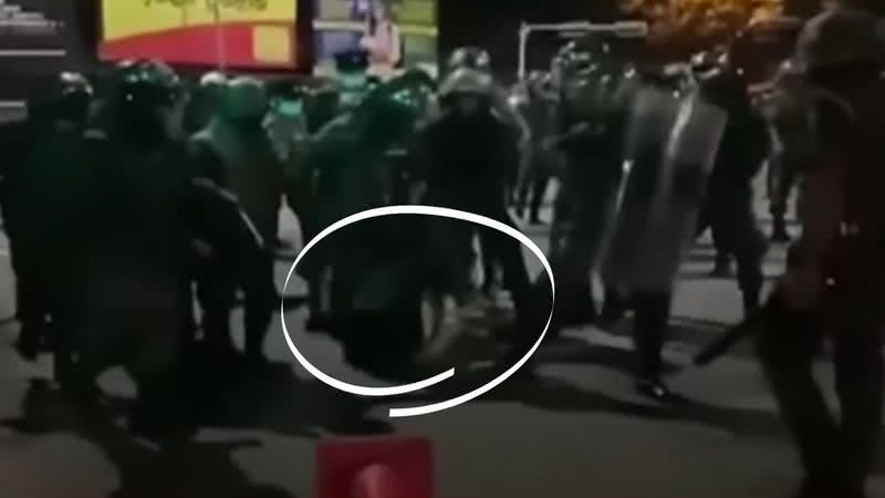 Trecho de vídeo mostrando policiais ao redor de jornalista caído no chão - Divulgação/ Youtube/ Newsfirst Sri Lanka