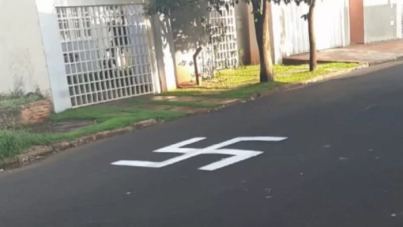 Suástica pintada em rua de Ribeirão Preto - Divulgação/EPTV/Rede Globo