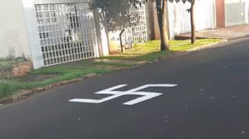 Suástica pintada em rua de Ribeirão Preto - Divulgação/EPTV/Rede Globo