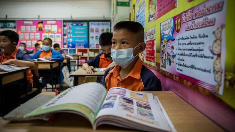 Fotografia meramente ilustrativa de alunos em escola na Tailândia - Getty Images