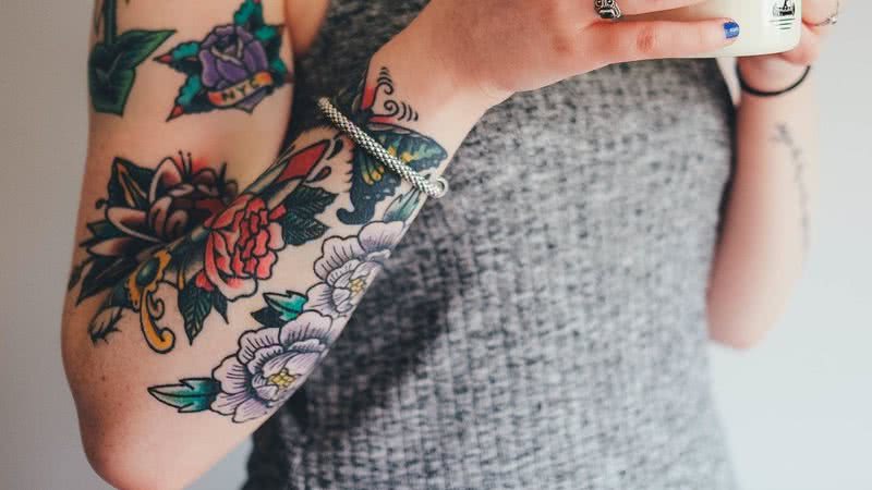 Imagem meramente ilustrativa de tatuagens coloridas - Divulgação/Pixabay/AnnieSpratt