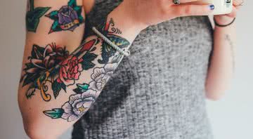 Imagem meramente ilustrativa de tatuagens coloridas - Divulgação/Pixabay/AnnieSpratt