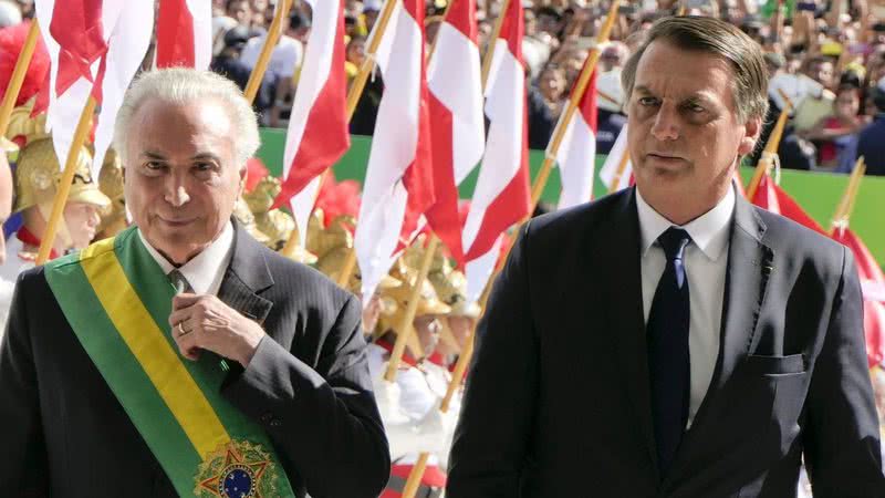 Michel Temer e Jair Bolsonaro caminham na rampa do Congresso Nacional durante posse - Agência Senado