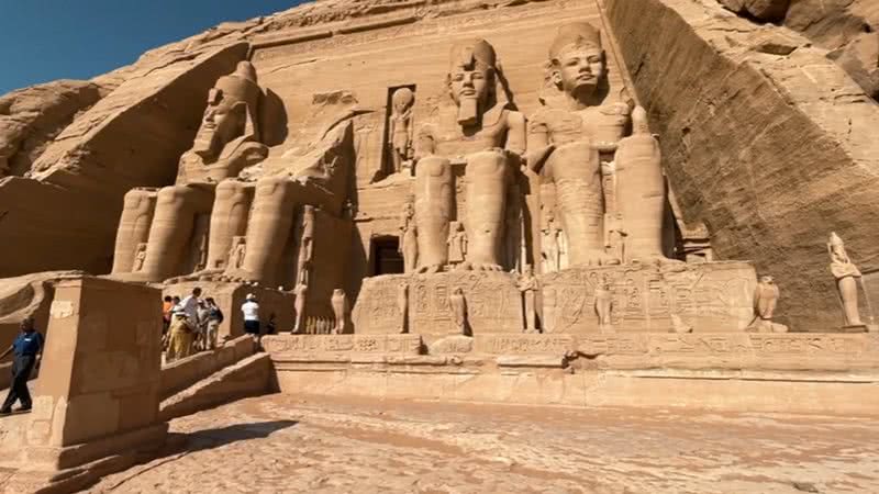 Imagem em grande plano de estátuas de Abu Simbel - Divulgação/Vídeo/Youtube/Emilim Schmitz