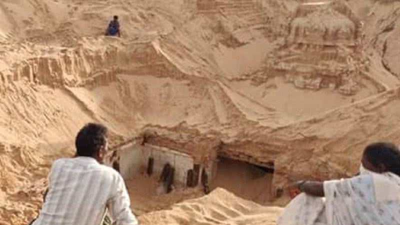 Moradores ao lado das estruturas do templo de Shiva - Divulgação