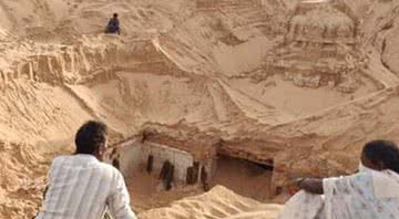 Moradores ao lado das estruturas do templo de Shiva - Divulgação