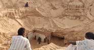 Moradores ao lado das estruturas do templo de Shiva - Divulgação