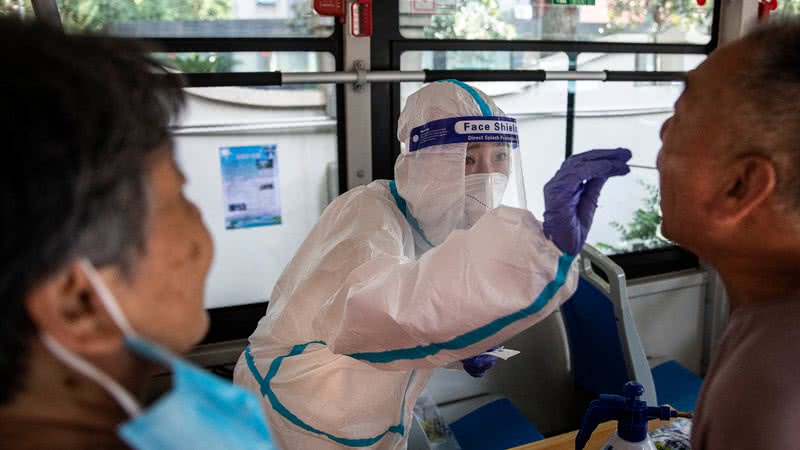 Imagem dos testes já iniciados em Wuhan, na China - Getty Images