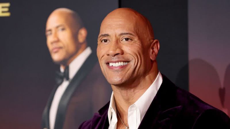 Dwayne "The Rock" Johnson no tapete vermelho de "Red Notice" - Getty Images