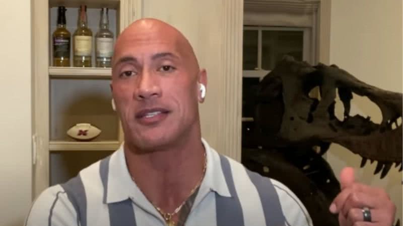 The Rock com o crânio do tiranossauro rex durante entrevista - Divulgação/Youtube/Highlight Hell