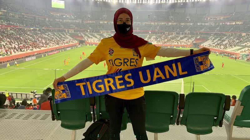 Paola com camiseta e cachecol do Tigres do México - Divulgação / Redes sociais / Paola Schietekat Sedas