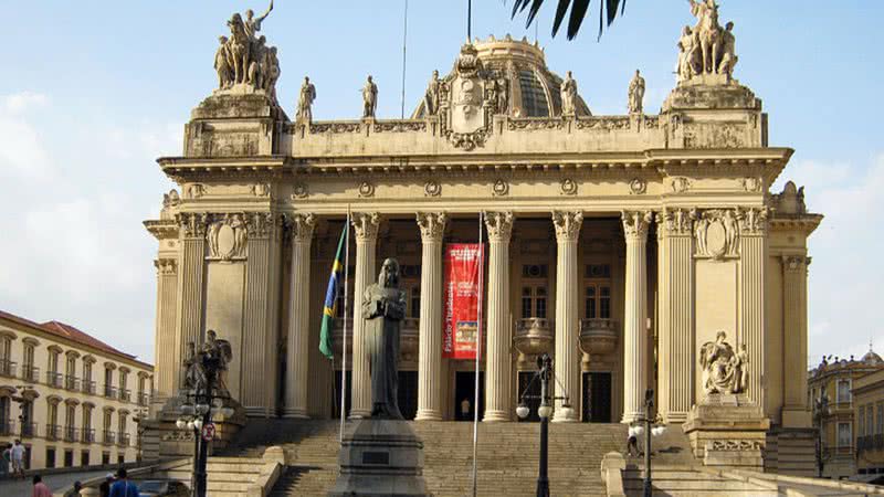 Estátua de Tiradentes na frente do Palácio Tiradentes. Disponível em: https://commons.wikimedia.org/wiki/File:Pal%C3%A1cio_Tiradentes.jpg - Halley Pacheco de Oliveira/Wikimedia Commons