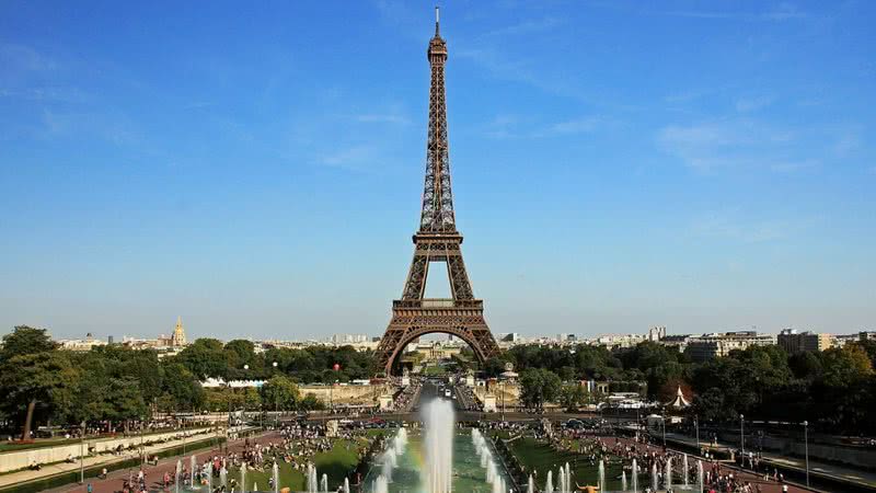 A Torre Eiffel, em Paris - Wikimedia Commons