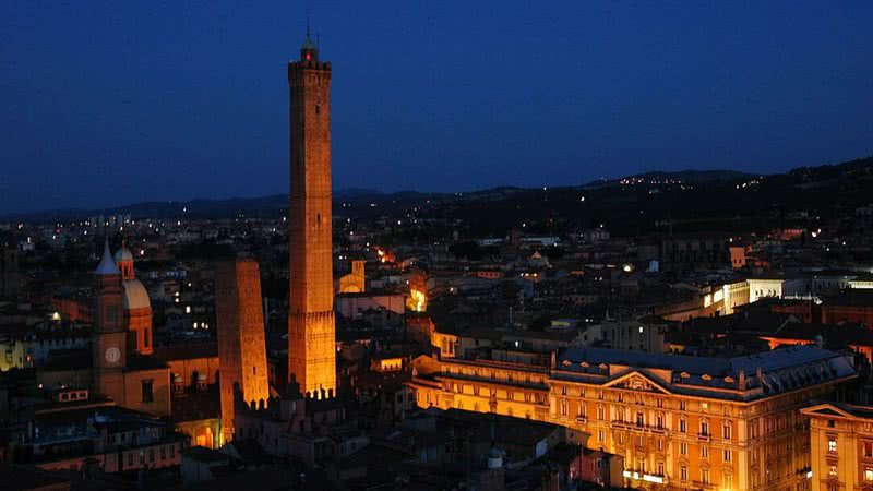 Fotografia mostrando as torres Asinelli (mais alta) e Garisenda (mais baixa e sob risco de colapso) - Reprodução/ Wikimedia Commons