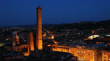 Fotografia mostrando as torres Asinelli (mais alta) e Garisenda (mais baixa e sob risco de colapso) - Reprodução/ Wikimedia Commons