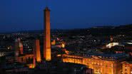 Fotografia mostrando as torres Asinelli (mais alta) e Garisenda (mais baixa e sob risco de colapso) - Reprodução/ Wikimedia Commons