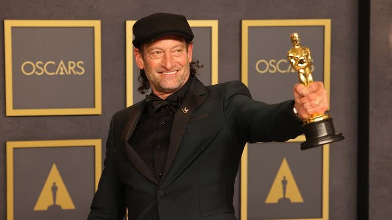 O ator Troy Kotsur com a estatueta do Oscar - Getty Images