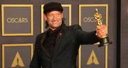 O ator Troy Kotsur com a estatueta do Oscar - Getty Images