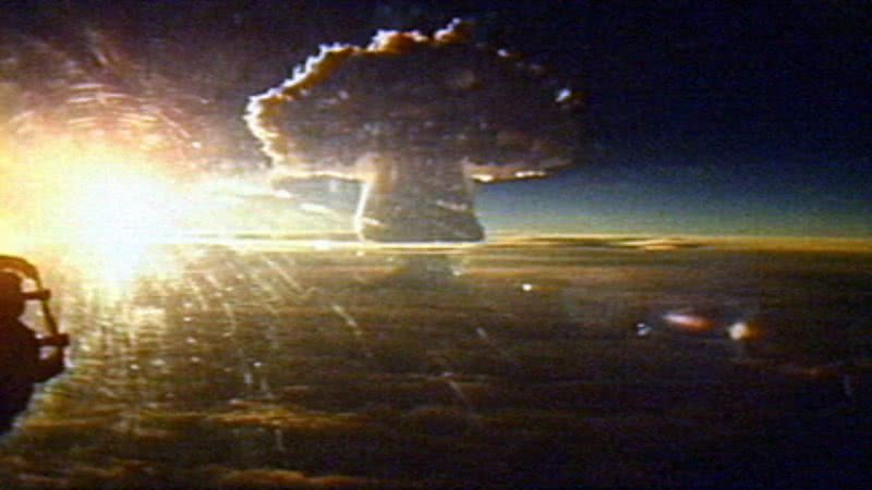 Nuvem de fumaça causada pela explosão da Tsar-bomba - Wikimedia Commons