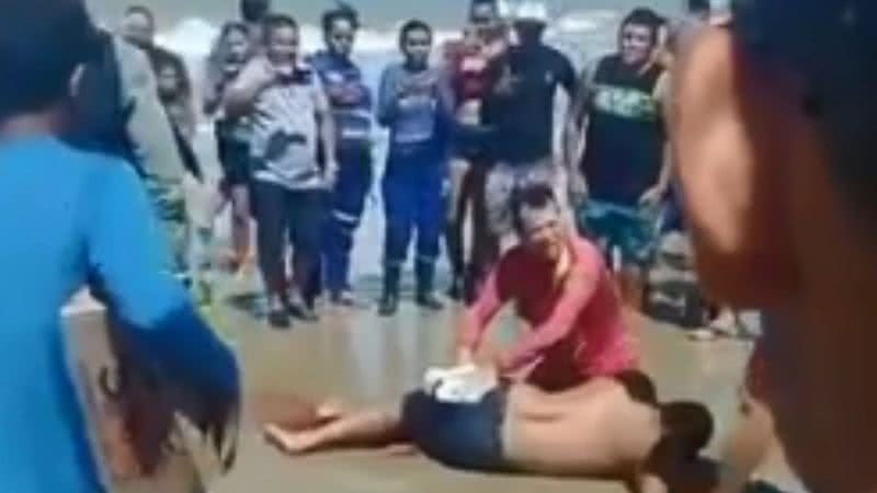 Homem sendo socorrido na praia, após ter sido alvo de ataque de tubarão, em Pernambuco - Divulgação/Twitter/@terrordonordste