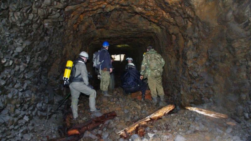 Fotografia dos exploradores dentro do túnel - Divulgação/ Associação de Amantes da Alta Lusácia