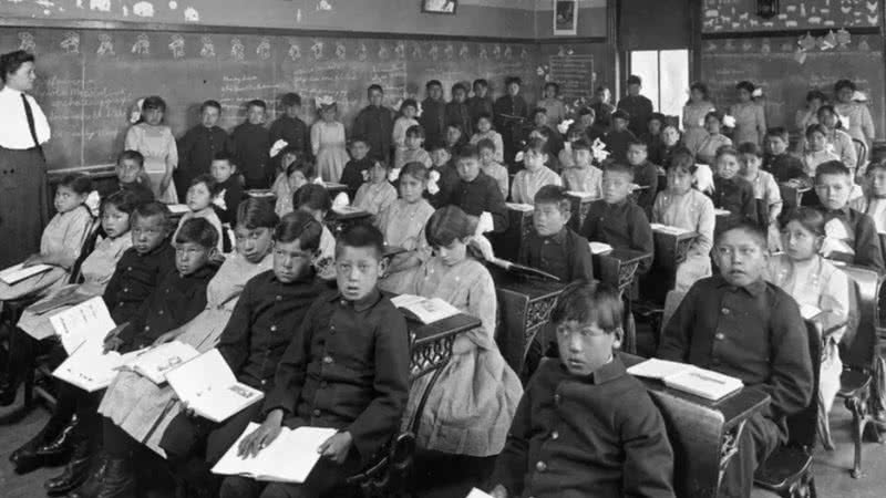 Turma da escola de Genoa Indian Industrial School em Genoa, Nebraska, em 1910 - Divulgação/Arquivos Nacionais dos Estados Unidos