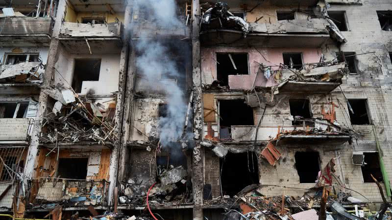 Prédio afetado em fevereiro durante a guerra na Ucrânia - Getty Images