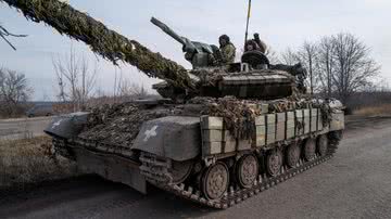 Soldados ucranianos em tanque de guerra - Getty Images