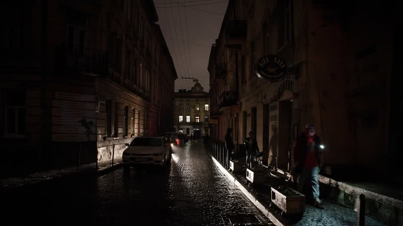 Ruas da cidade de Lviv, na Ucrânia, que também enfrenta cortes de energia emergenciais após ataques - Getty Images