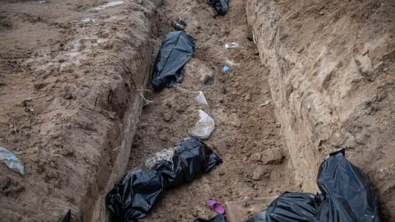 Corpos encontrados em vala comum na Ucrânia - Getty Images