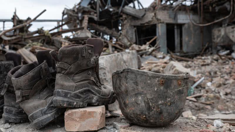 Botas e capacetes pertencentes ao exército ucraniano - Getty Images