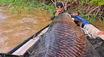 Pescador com pirarucu - Divulgação / Redes socias