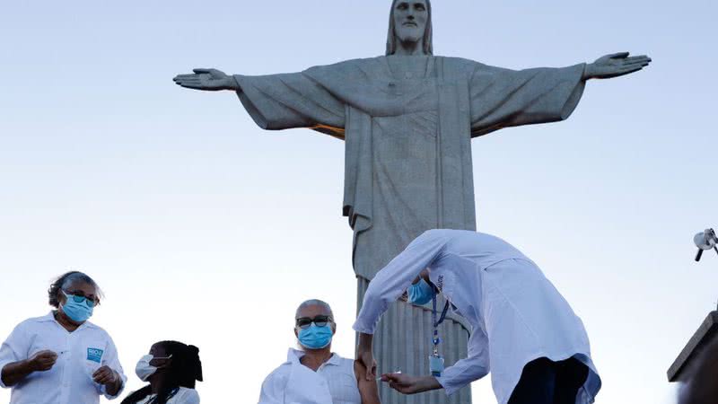 As pacientes recebendo a vacina aos pés do Cristo - Divulgação/Fernando Frazão/Agência Brasil